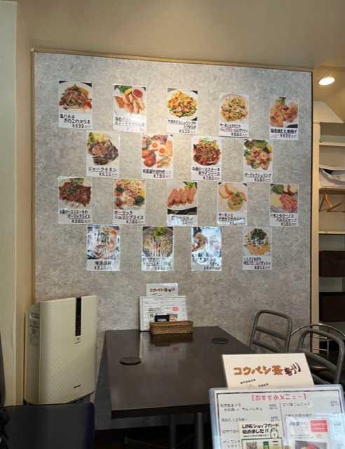 おいしそうなメニュー写真が並ぶ店内