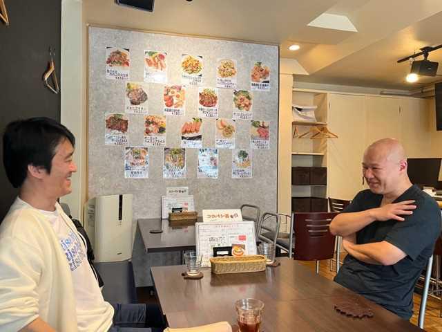 談笑する関口さん(右)とFREECS社長(左)